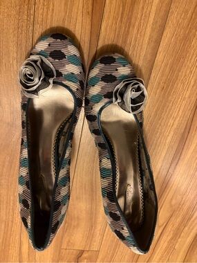 Poetic License Floral Accent Polka-Print Ballet Flats in Teal & grey